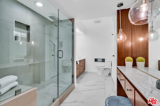 Building Photo - 802 N Crescent Dr