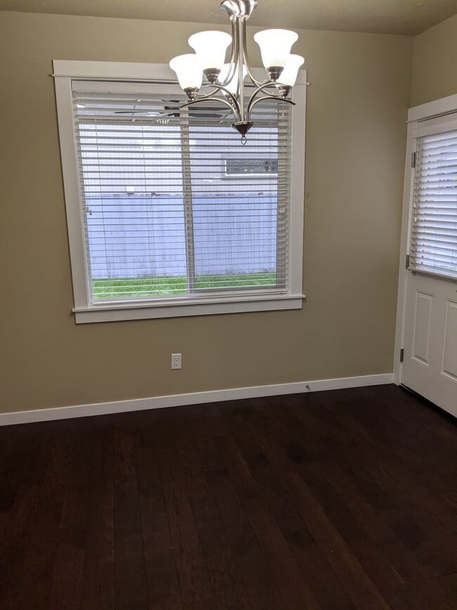 Building Photo - Beautiful 3 Bedroom, 2.5-Bath Home With Op...