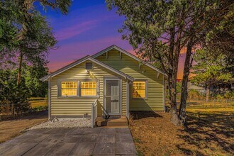 Building Photo - Charming 4Bed/2Bath with Two Huge Backyard