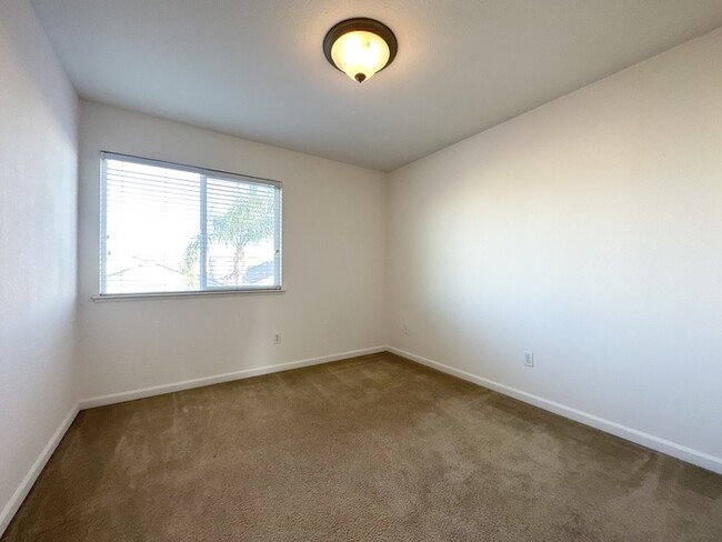 Building Photo - 689 Regency Park Cir