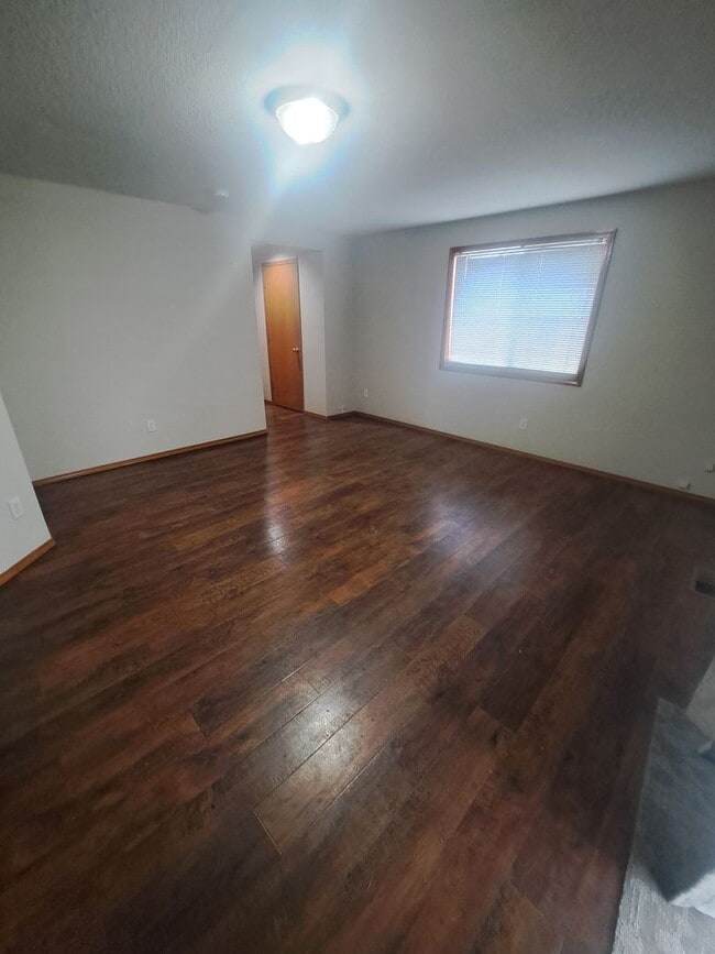 Building Photo - 3 BEDROOM - AC - move in ready