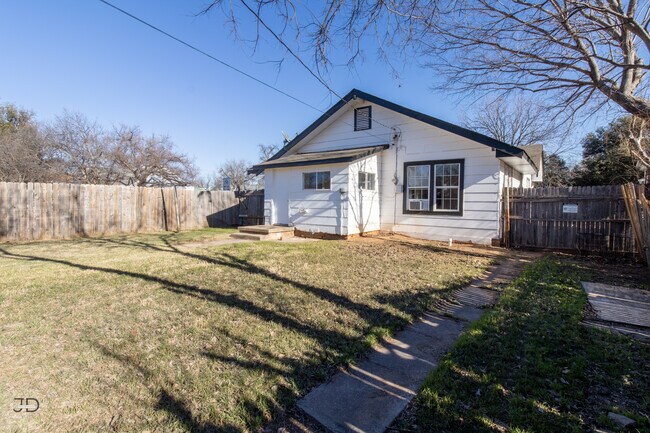 Building Photo - 2100 Garfield St