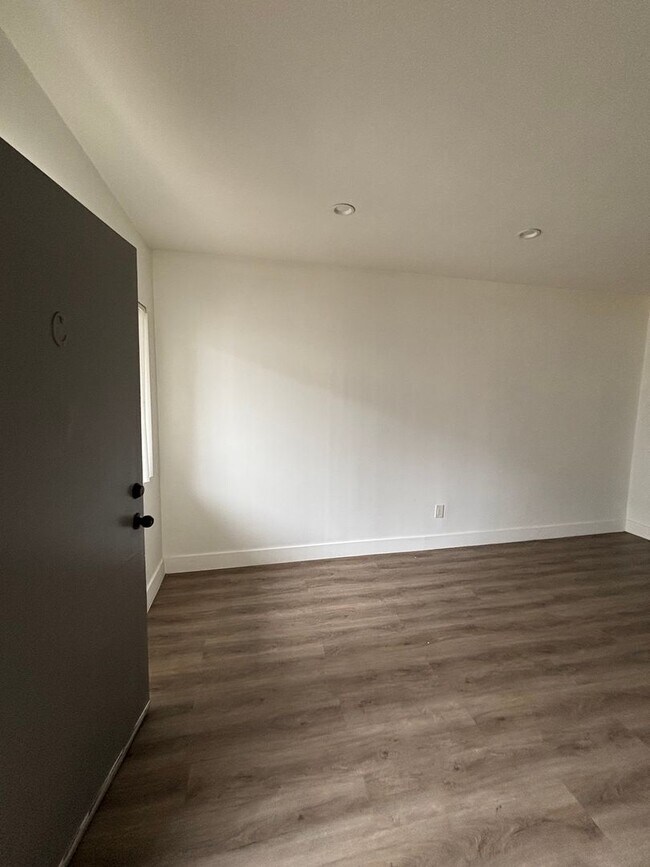 Building Photo - Upgraded 1 Bedroom In Torrance with Parkin...