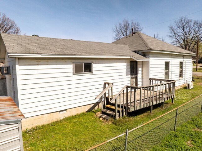 Building Photo - Freshly Updated 3 Bedroom House