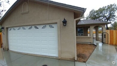Building Photo - 3 Bedroom 2 Bath Home