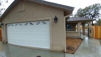 Building Photo - 3 Bedroom 2 Bath Home
