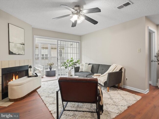 Primary Photo - 12105 Green Leaf Ct