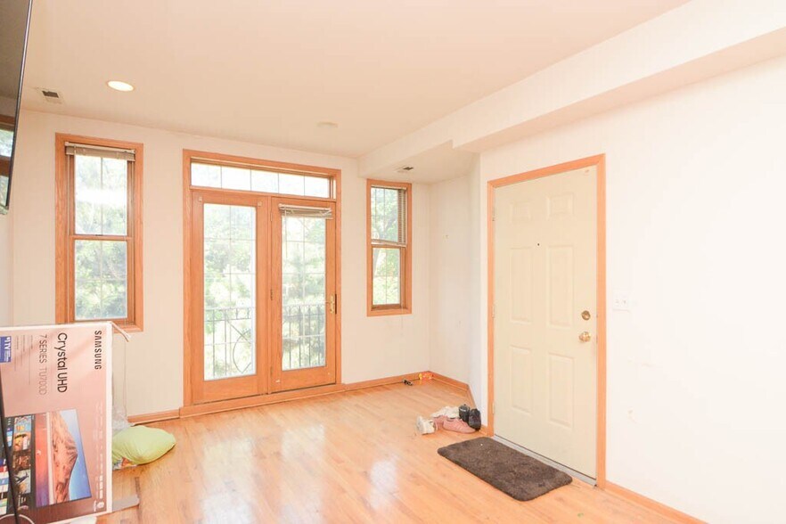 Building Photo - 819 N Wood St