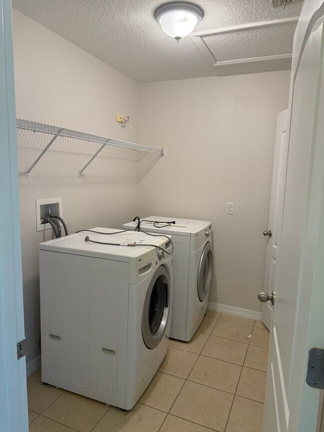 Building Photo - Come and Experience This Townhouse