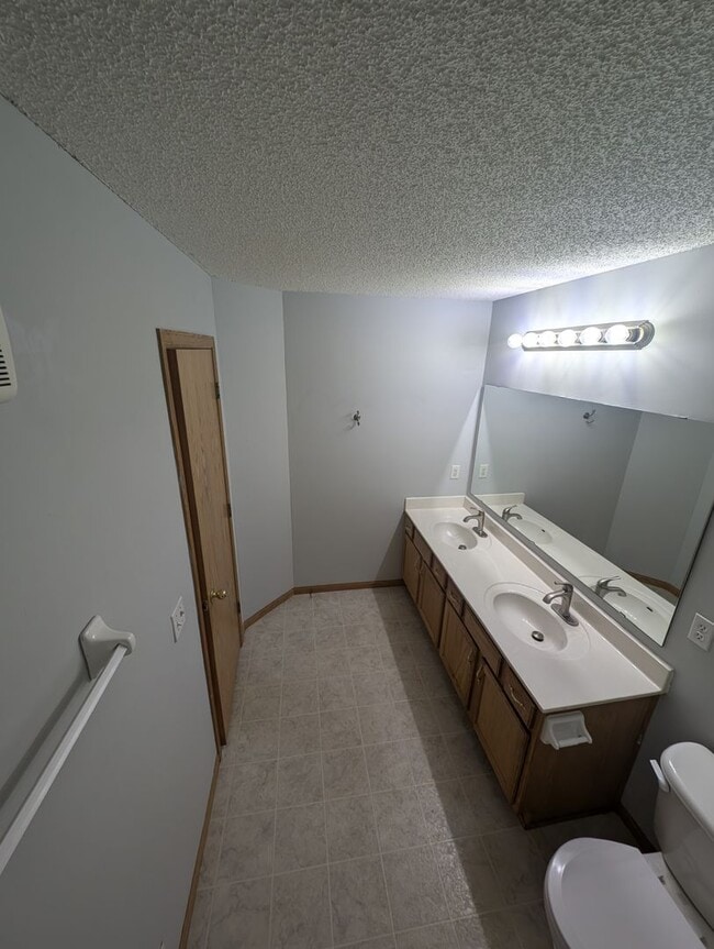 Building Photo - Updated 3BR Townhome in Eagan – Close to S...