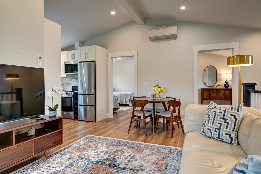 Living area and dining area - 5 Key Ct