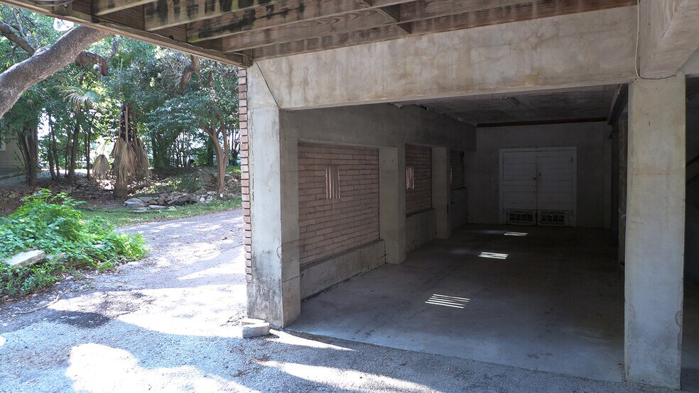 Building Photo - 310 West Mistletoe Avenue