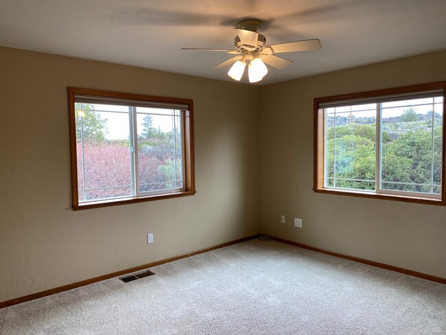 Front bedroom - 6025 Rock Chuck Cir