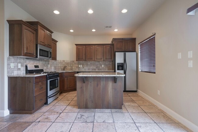 Building Photo - Upgraded 3 Bedroom Townhome in Desirable Southgate Community