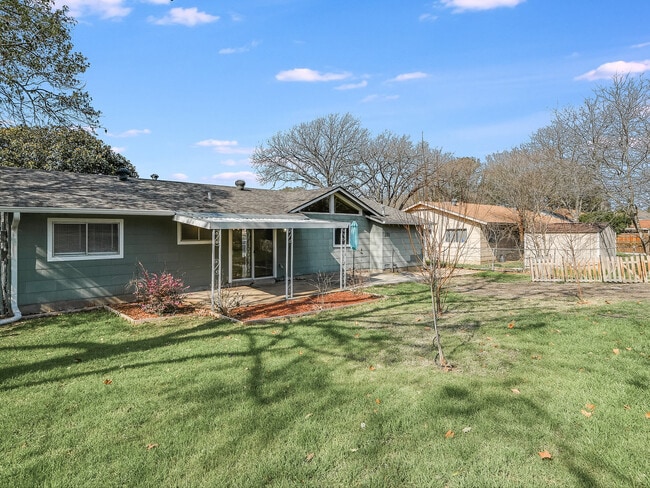 Building Photo - 227 Shin Oak Dr