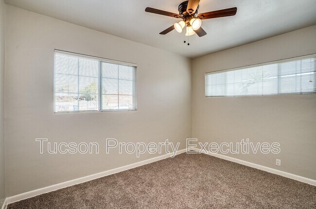Building Photo - 1040 E Linden St