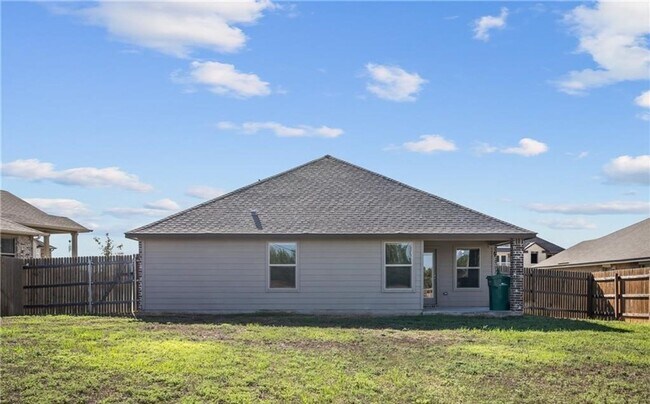 Building Photo - 4 bedroom 2 bathroom home!
