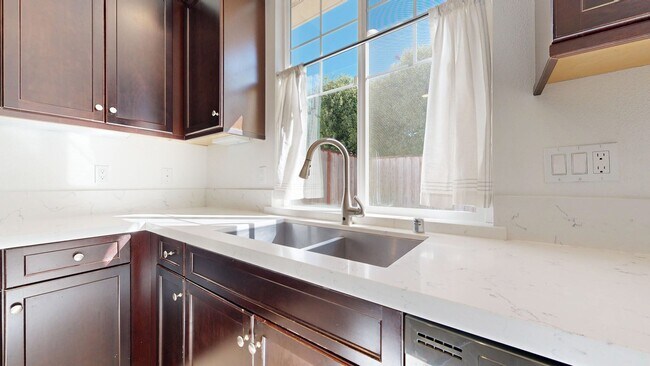 Building Photo - Bright & Beautiful 4 Bedroom 3 Full Bathroom Home!