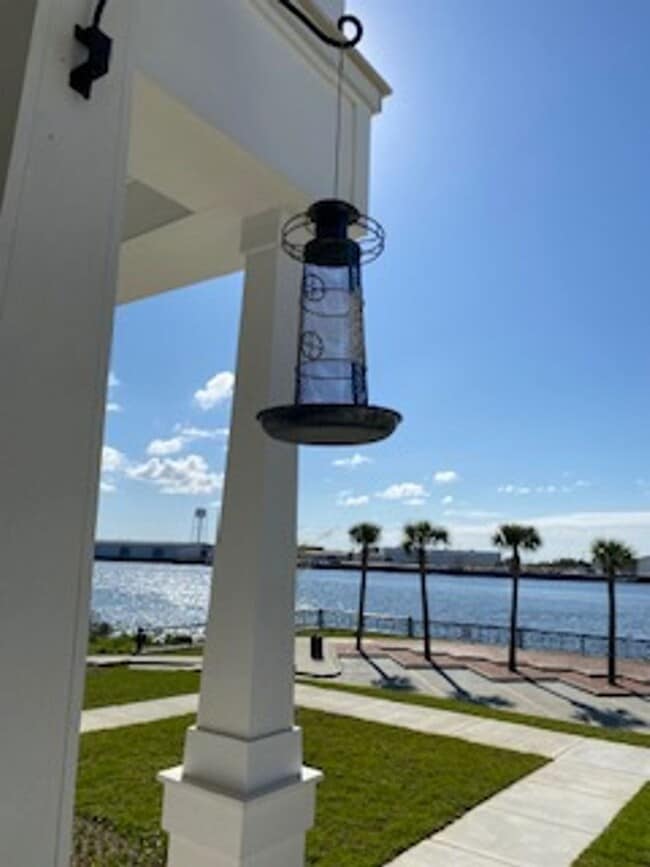 Building Photo - Furnished luxury riverfront condo for rent