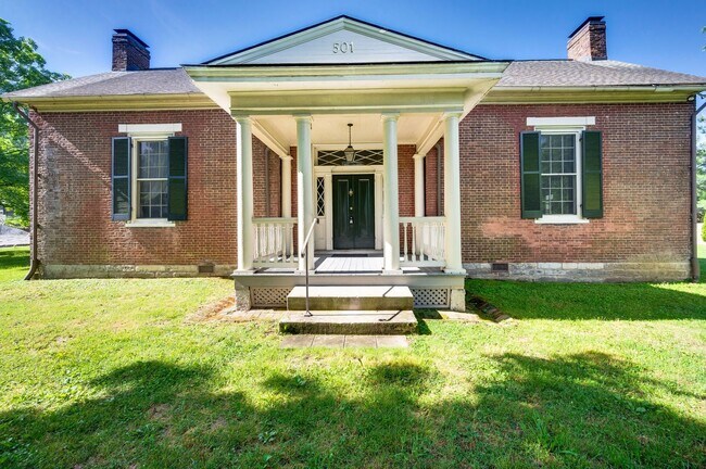 Building Photo - Charming 4BE/3BA Home in Historic Downtown...