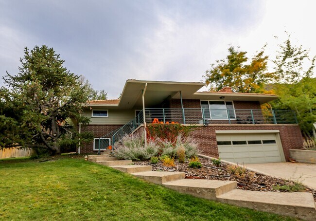 Building Photo - Beautiful Golden House w/ Huge Garage!