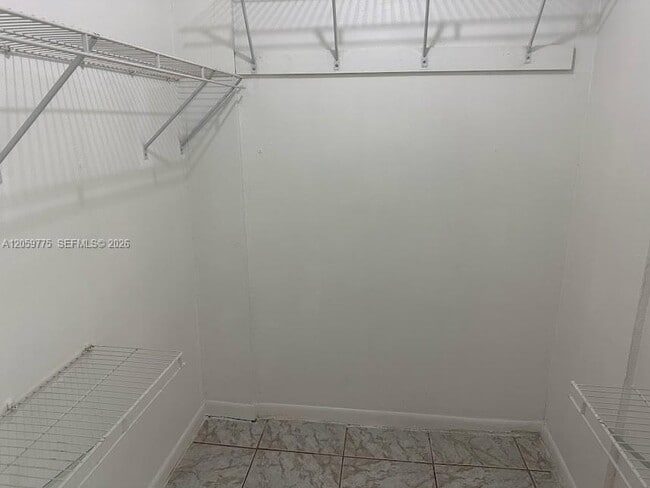 Building Photo - 9460 Fontainebleau Blvd