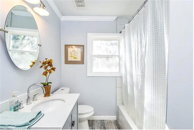 Building Photo - 2783 Meadowview Dr SE