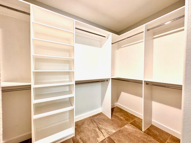 Building Photo - 1009 La Muralla St