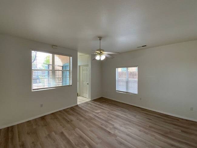 Building Photo - 3 Bedroom Townhome Available Near Albuquer...