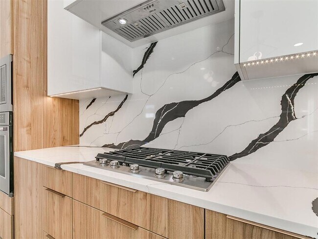 Building Photo - 605 N Idaho Ave