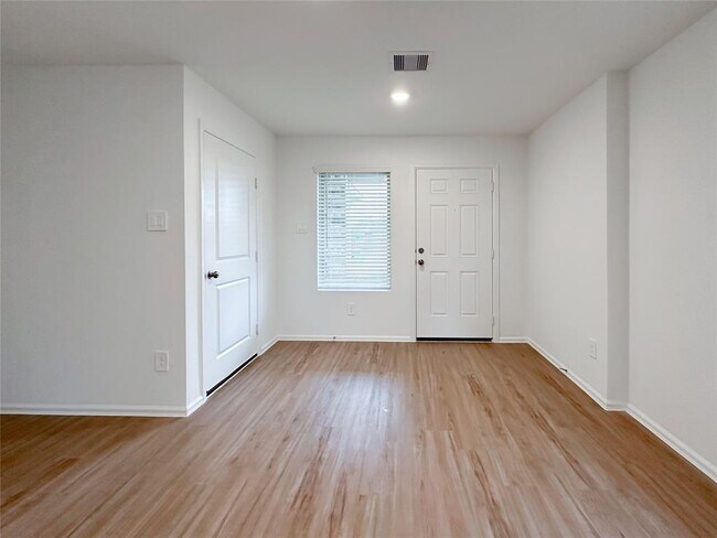 Building Photo - 1515 Las Cuevas Dr