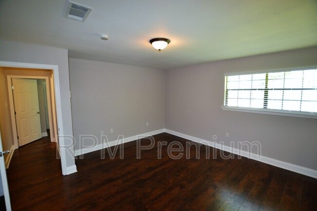 Building Photo - 2530 Chantulane Ave