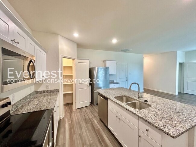 Building Photo - 5 Bed/3 Bath Home with Fenced Yard & Garage / Pet-Friendly / Available Now!