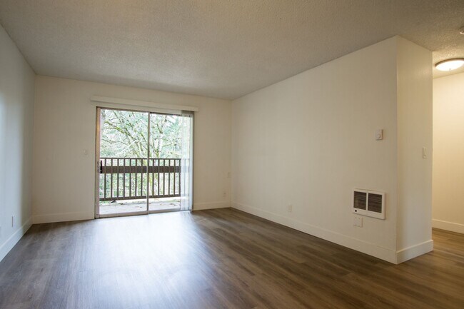 Building Photo - FREE RENT + Bonus $$$: Nicely Updated Top Floor Corner 2-Bdr Near OHSU w/Private Balcony!