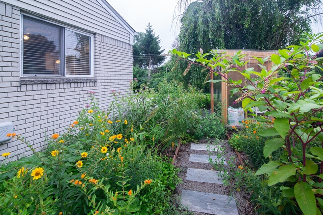 Building Photo - 40611 W 10 Mile Rd