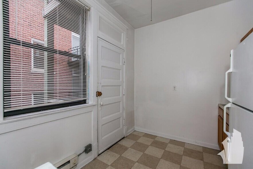 Building Photo - 725 W Barry Ave