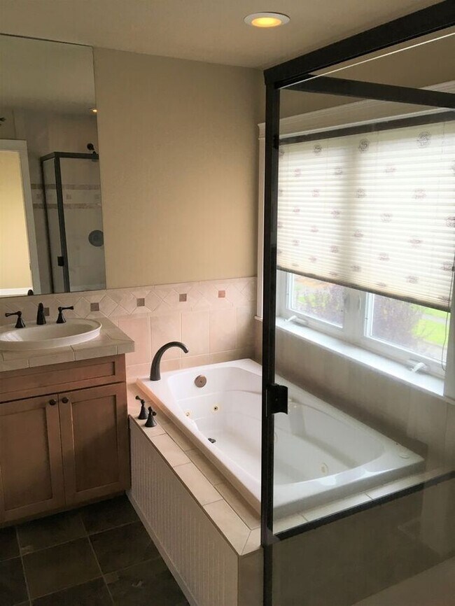Building Photo - Town Home Tacoma 2bdr 2.5 bath w/ roof top deck & VIEW!!
