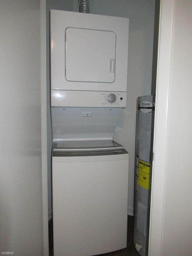 Building Photo - 2 br, 1.5 bath Townhome - 611 E 11th St Pi...