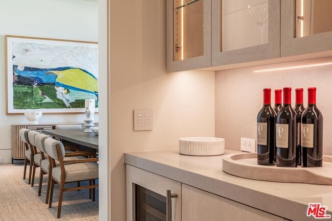 Building Photo - 455 N Palm Dr