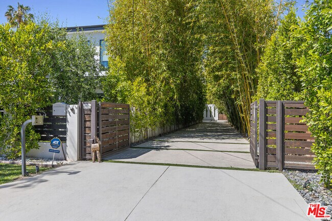 Building Photo - 15241 Greenleaf St