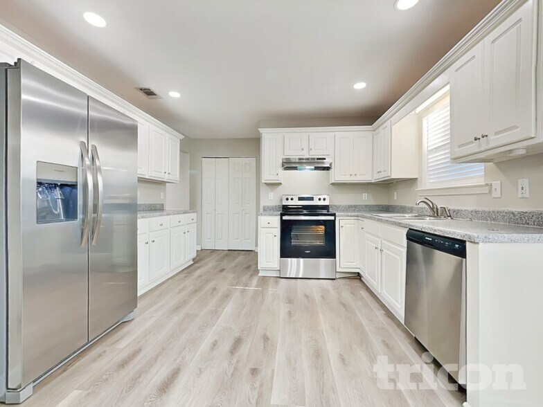 Building Photo - 140 N Greenfield Cir