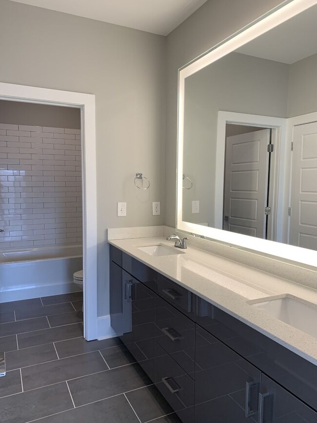 Building Photo - BEAUTIFUL TOWNHOMES IN MIDTOWN