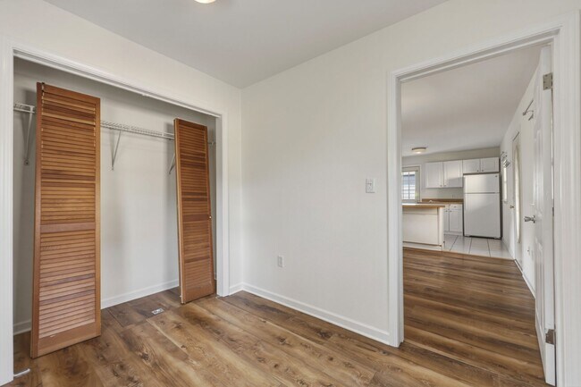 Building Photo - Fantastic location, move in ready! 1 bed, one bath, HUGE kitchen!