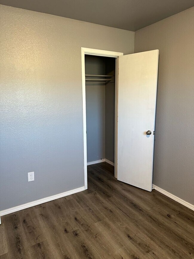 Building Photo - 1277 Jelso Ave