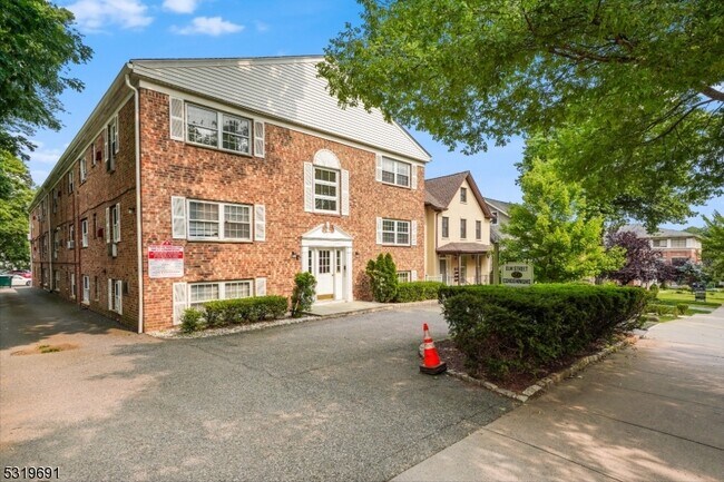 Building Photo - 48 Elm St