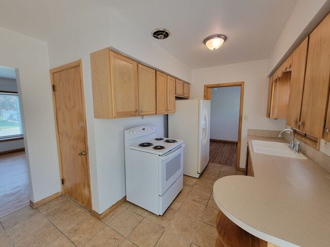 Building Photo - Great Home in quiet Waterloo Neighborhood