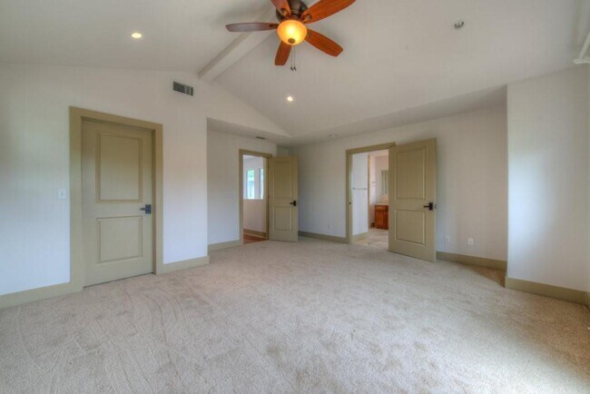 Building Photo - 605 Peacock Ln