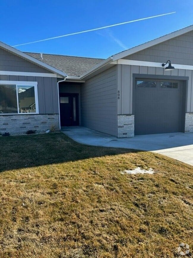 Building Photo - Newer Duplex in Quite Neighborhood