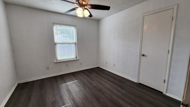 Building Photo - 2519 Lido Ln