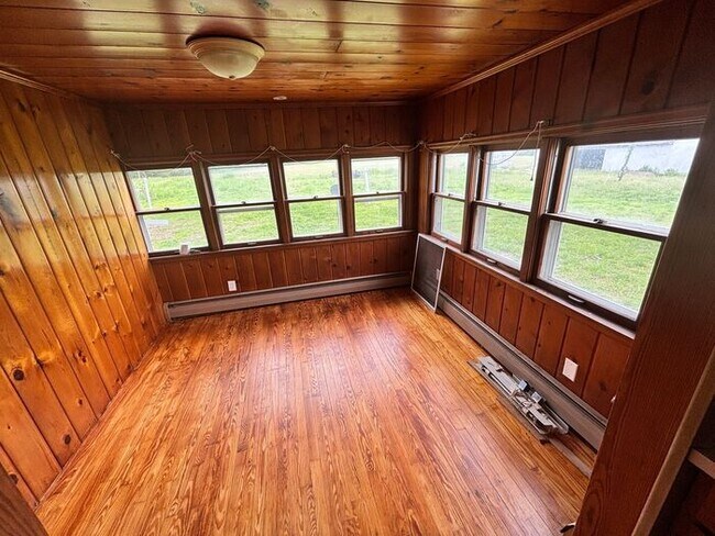 Building Photo - Charming Single-Family Home